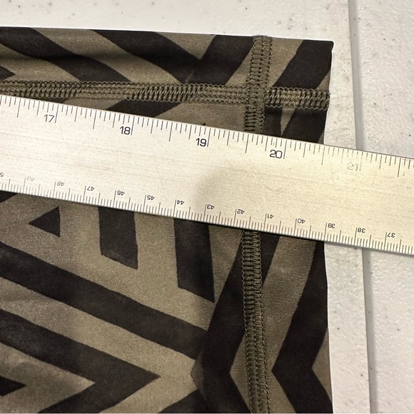 Lululemon Wunder Under Luxtreme Chevron Shuffle Greene Black crop leggings 8 - Picture 6 of 7